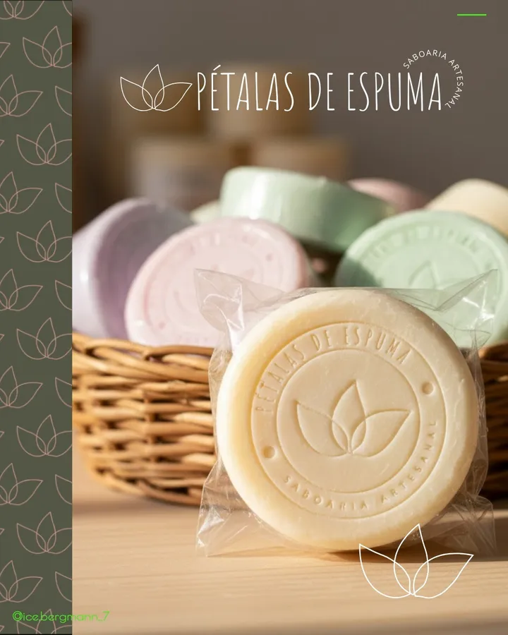Identidade visual da saboaria artesanal Pétalas de Espuma: logotipo de pétalas carimbado em sabonetes pastel
