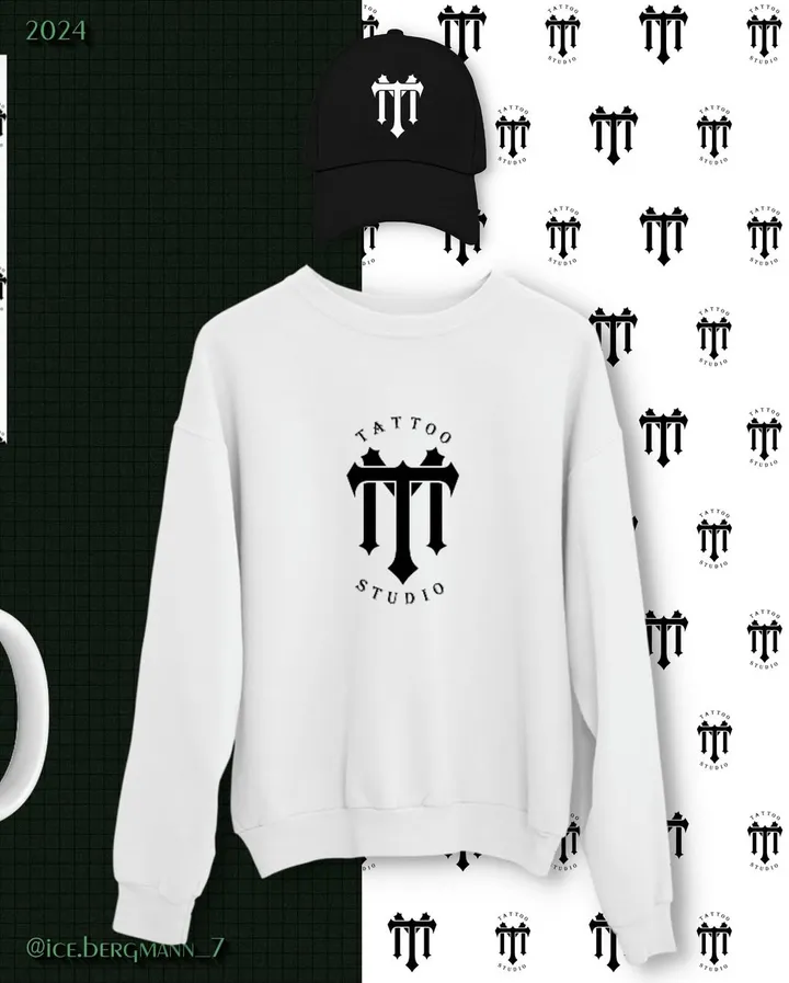 Identidade visual de estúdio de tatuagem: monograma gótico TM aplicado em moletom branco e boné preto