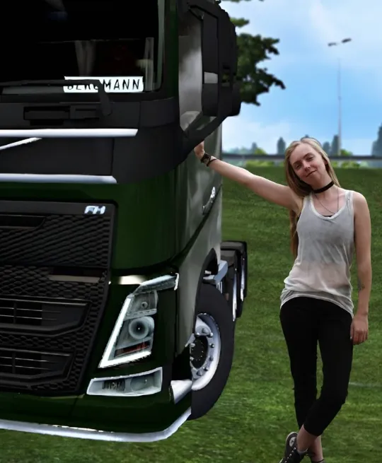 Angélica encostada em um caminhão Volvo verde-escuro, montagem feita no jogo Euro Truck Simulator